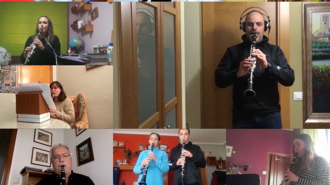 Los músicos de la Banda Nacor Blanco interpretan "La Cruz" desde sus casas