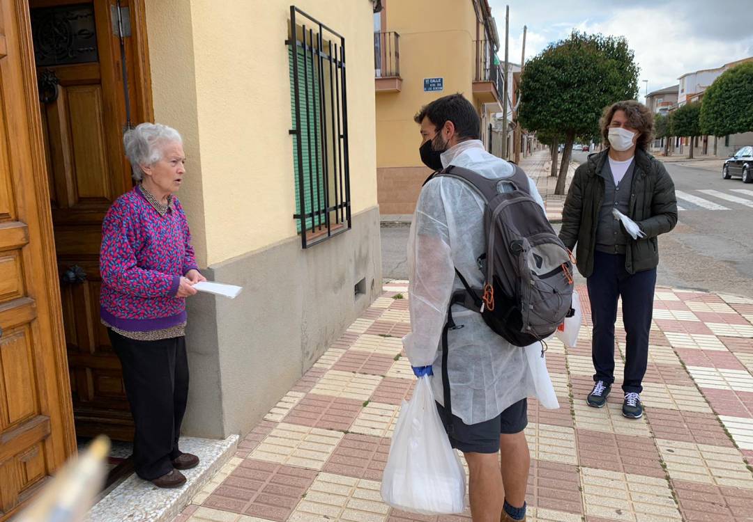 Voluntarios entregando mascarillas en Calzada de Calatrava Voluntarios entregando mascarillas en Calzada de Calatrava