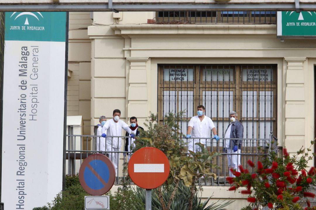 Sanitarios toman un pequeño descanso en la puerta del Hospital Regional de la capital antes las jornadas maratonianas que realizan ante la pandemia del COVID-19 Sanitarios toman un pequeño descanso en la puerta del Hospital Regional de la capital antes las jornadas maratonianas que realizan ante la pandemia del COVID-19