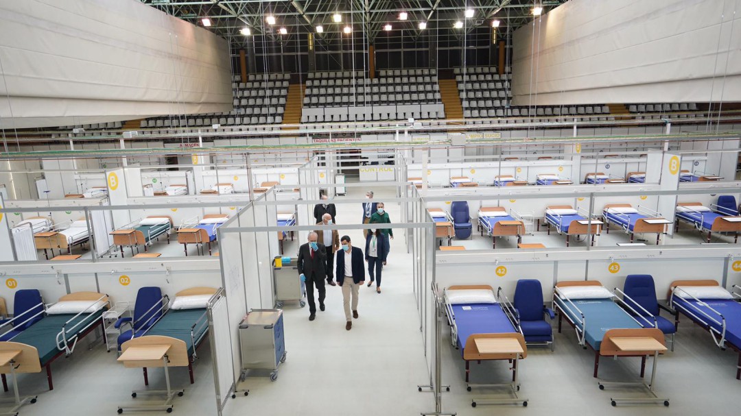El presidente andaluz visita el hospital de campaña en el polideportivo de Carranque