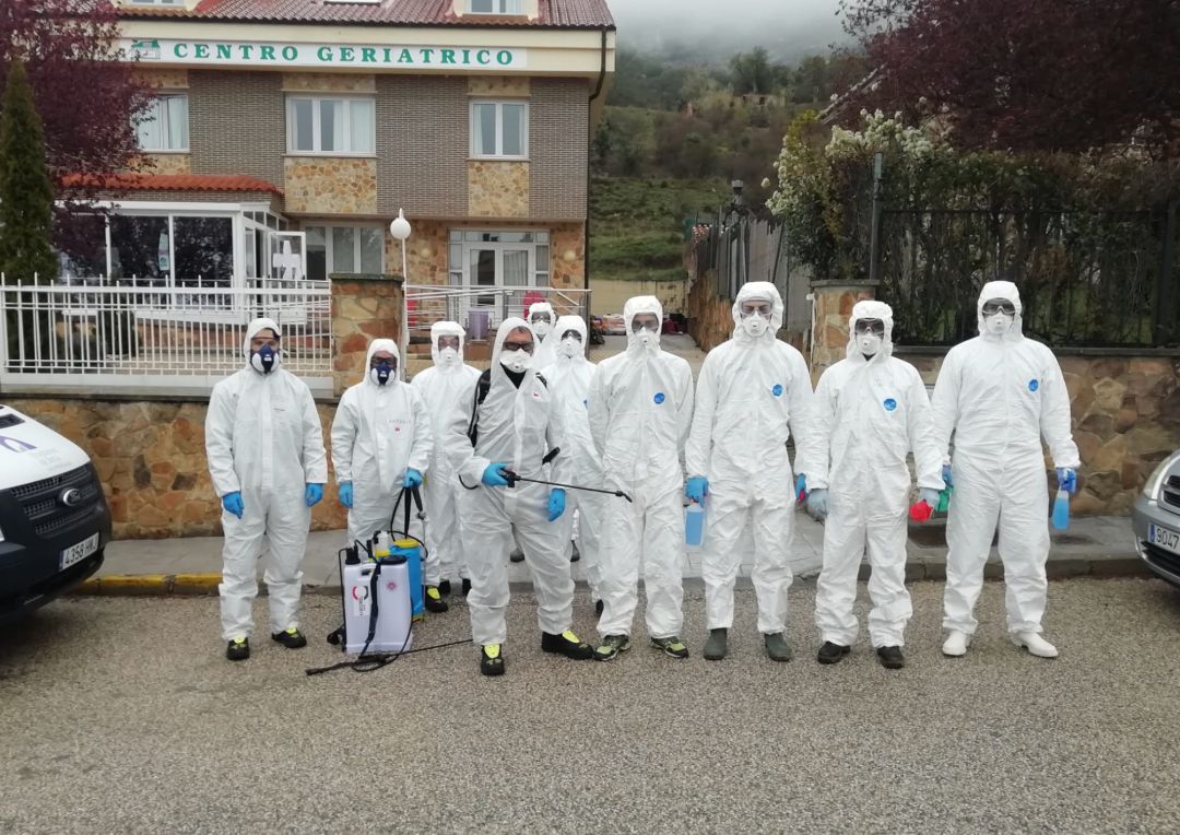 Policías locales en formación se han incorporado al dispositivo de desinfección junto a los bomberos. Policías locales en formación se han incorporado al dispositivo de desinfección junto a los bomberos.