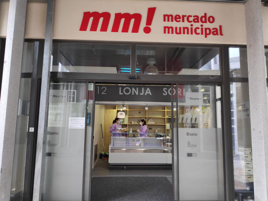 Las cestas de alimentos de las becas comedor se reparten en el Mercado Municipal. Las cestas de alimentos de las becas comedor se reparten en el Mercado Municipal.