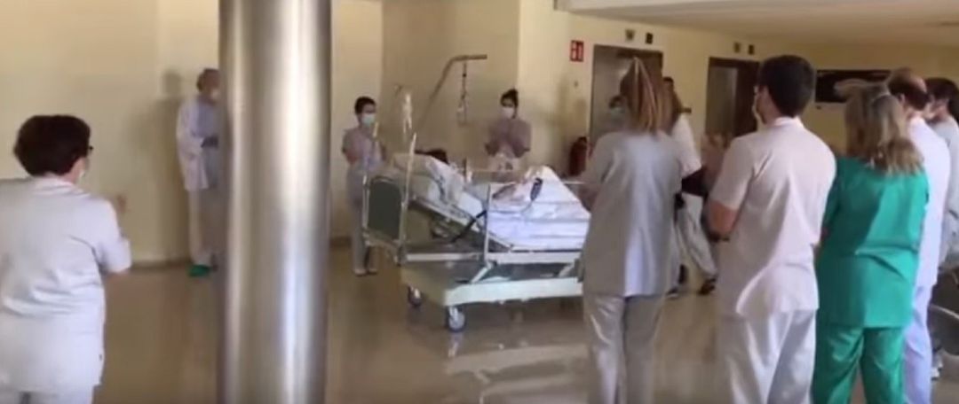Sanitarios aplauden a Loli Rupérez a su salida de la UCI de Txagorritxu Sanitarios aplauden a Loli Rupérez a su salida de la UCI de Txagorritxu