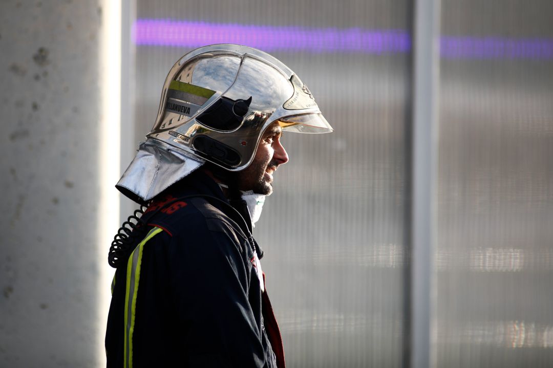 Un bombero durante el homenaje que las Fuerzas y Cuerpos de Seguridad ofrecen diariamente a los sanitarios en Valdemoro (Madrid) Un bombero durante el homenaje que las Fuerzas y Cuerpos de Seguridad ofrecen diariamente a los sanitarios en Valdemoro (Madrid)