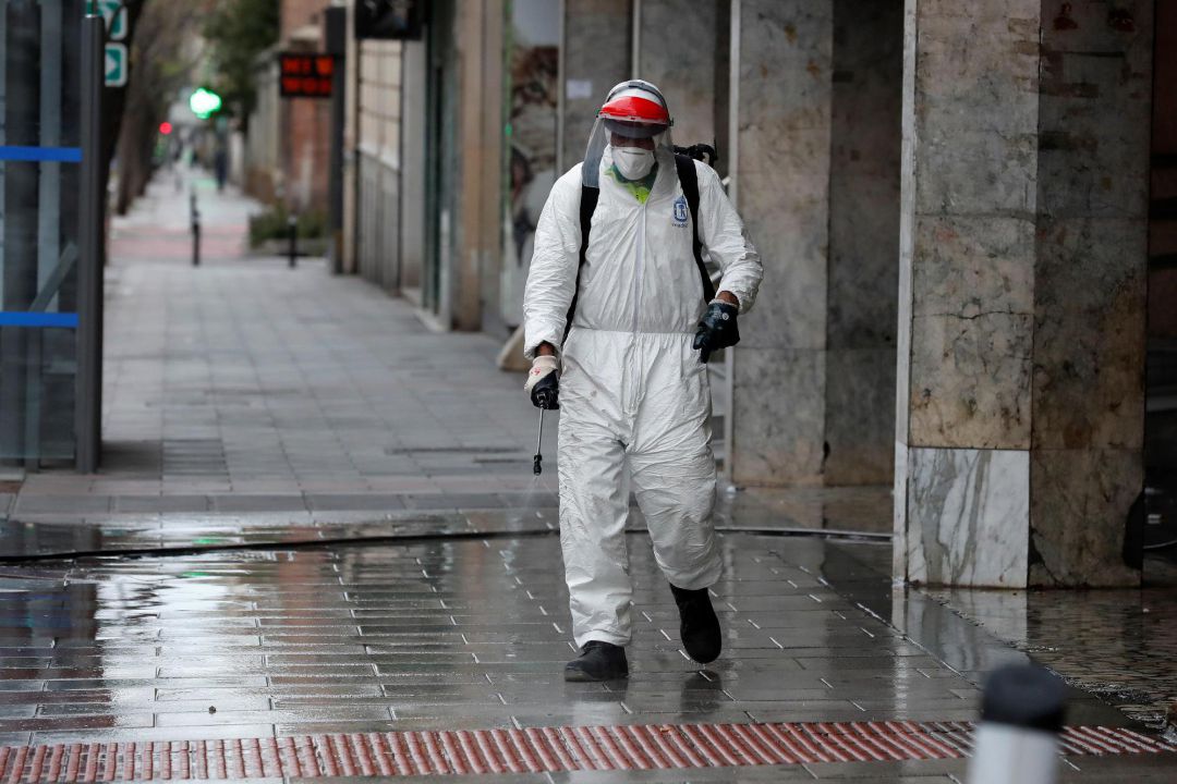 Un operario en labores de limpieza este lunes en la calle Conde de Peñalver de Madrid. Un operario en labores de limpieza este lunes en la calle Conde de Peñalver de Madrid.