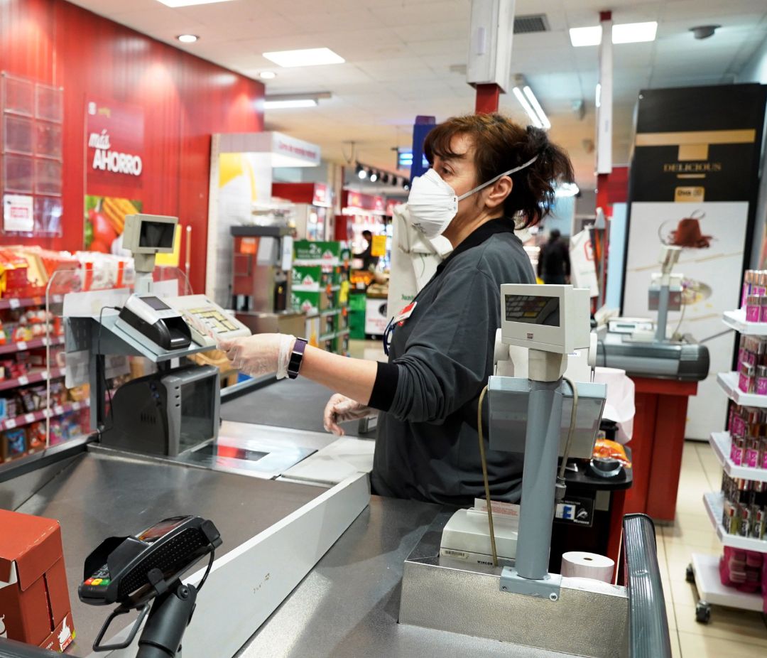 Empleado de un supermercado con mascarilla por el coronavirus Empleado de un supermercado con mascarilla por el coronavirus