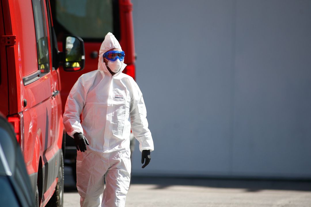 Imagen de los trabajos de mantenimiento y custodia de cadáveres de las víctimas de coronavirus en el Palacio de Hielo en Madrid, 29 de marzo de 2020. Imagen de los trabajos de mantenimiento y custodia de cadáveres de las víctimas de coronavirus en el Palacio de Hielo en Madrid, 29 de marzo de 2020.