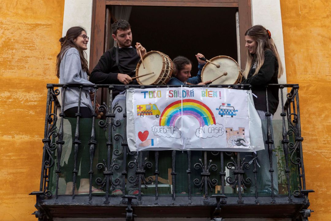 Varios miembros de una familia tocan el tambor desde el balcón de su vivienda de la ciudad murciana de Mula. Varios miembros de una familia tocan el tambor desde el balcón de su vivienda de la ciudad murciana de Mula.