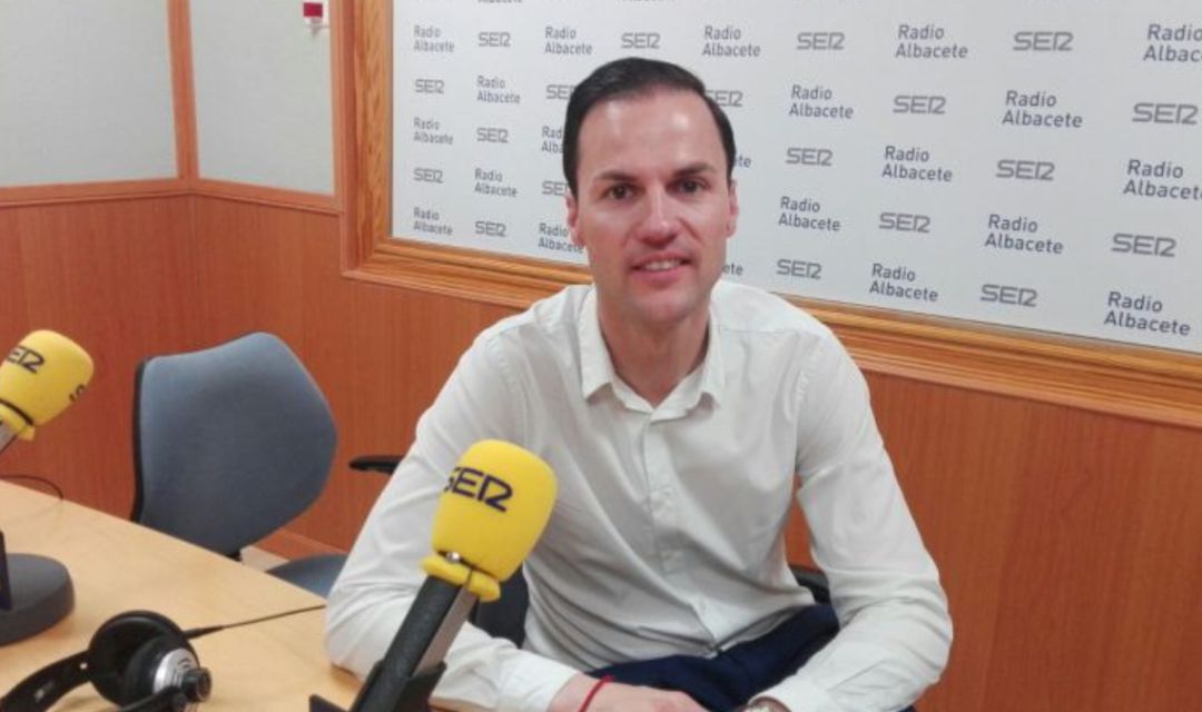 Víctor Varela en los estudios de Radio Albacete Víctor Varela en los estudios de Radio Albacete
