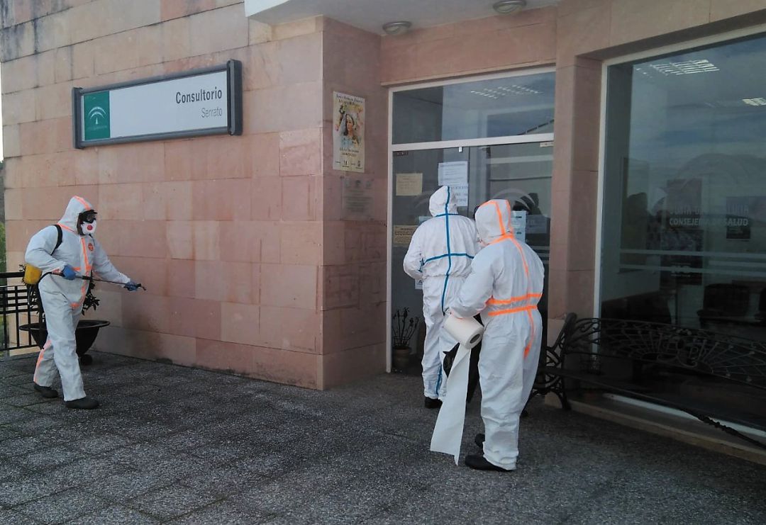 Efectivos del Plan INFOCA desifectan el consultorio de Serrato Efectivos del Plan INFOCA desifectan el consultorio de Serrato