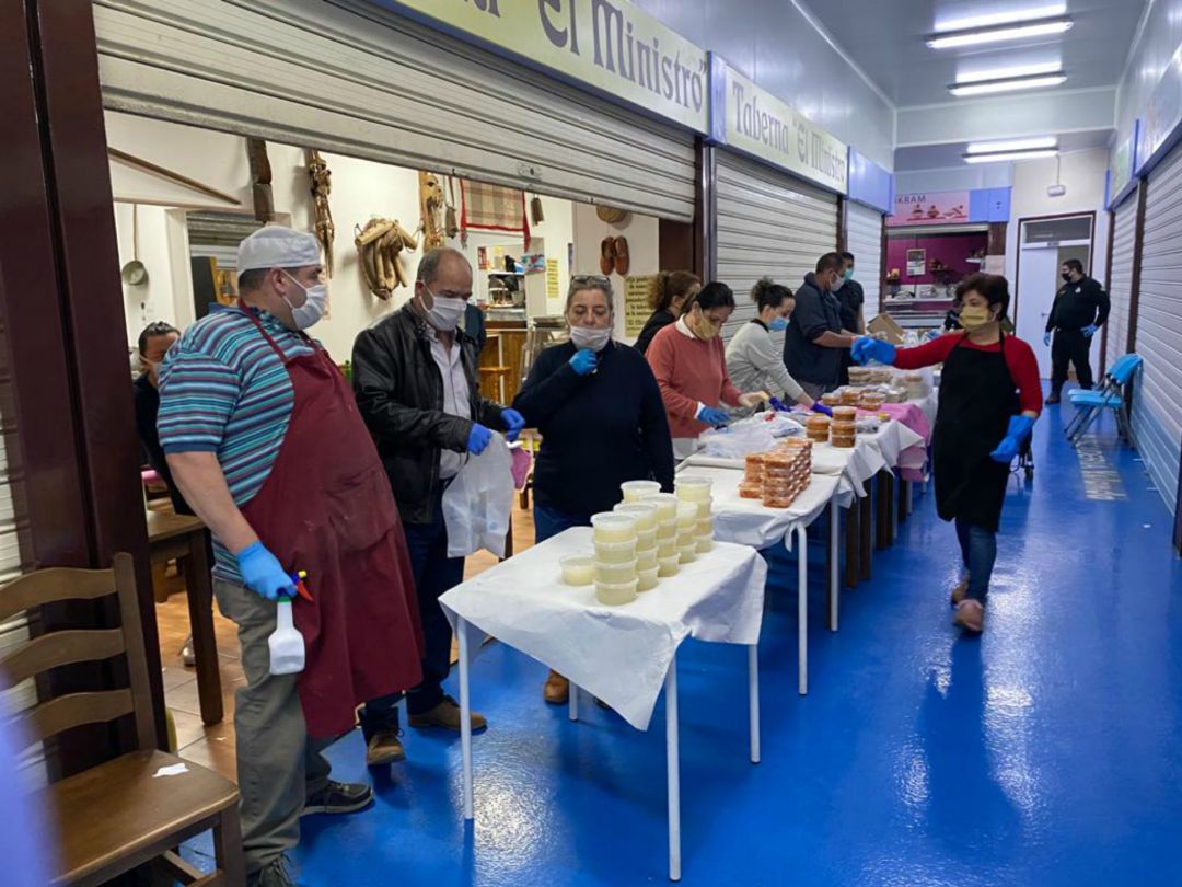 El concejal de Comercio ha visita el mercado de minoristas para agradecer el gesto solidario de estos empresarios El concejal de Comercio ha visita el mercado de minoristas para agradecer el gesto solidario de estos empresarios