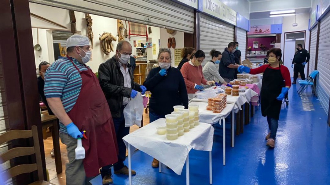 Un grupo de voluntarios elabora comida para las familias más desfavorecidas