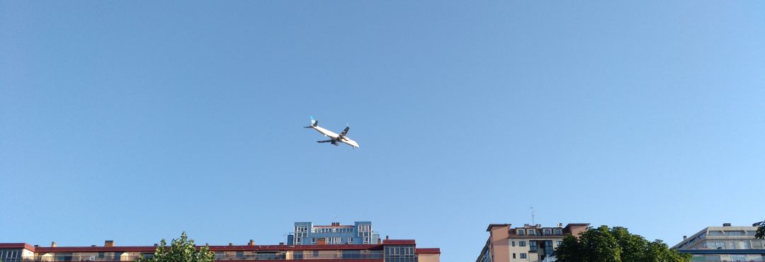 Avión volando sobre O Burgo Avión volando sobre O Burgo