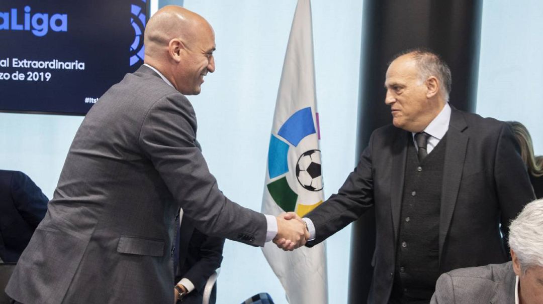 Luis Rubiales, a la izquierda, saluda a Javier Tebas Luis Rubiales, a la izquierda, saluda a Javier Tebas