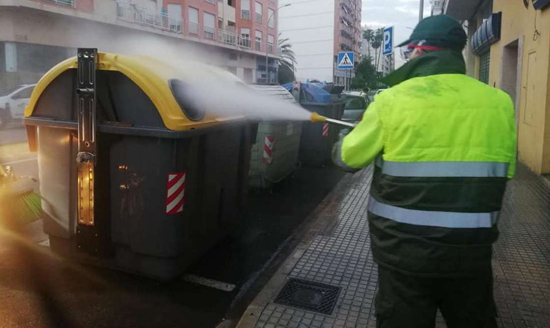 Desinfección de contenedores en el barrio de Corea Desinfección de contenedores en el barrio de Corea