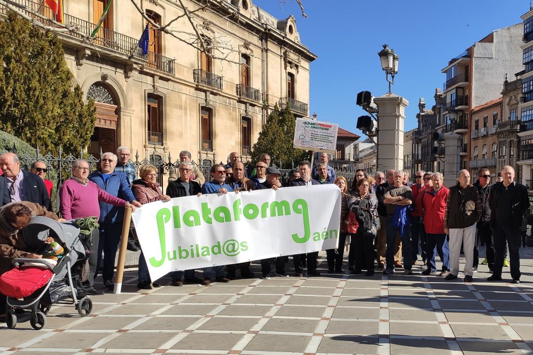 Hará falta aún algun tiempo para que se pueda volver a repetir concentraciones de pensionistas como ésta, pero las reivindicaciones no decaen Hará falta aún algun tiempo para que se pueda volver a repetir concentraciones de pensionistas como ésta, pero las reivindicaciones no decaen
