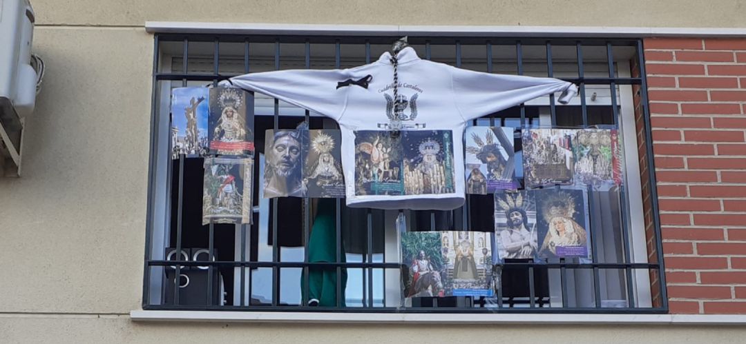 Muchos vecinos han adornado sus ventanas y balcones con imágenes de la Semana Santa de Jódar Muchos vecinos han adornado sus ventanas y balcones con imágenes de la Semana Santa de Jódar