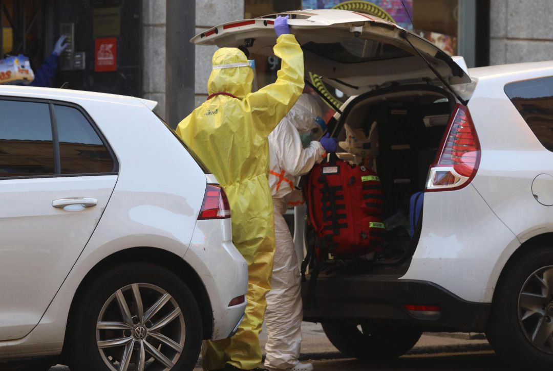 Varios sanitarios se preparan para una asistencia en un domicilio en la cuarta semana del estado de alarma por la pandemia del coronavirus Varios sanitarios se preparan para una asistencia en un domicilio en la cuarta semana del estado de alarma por la pandemia del coronavirus