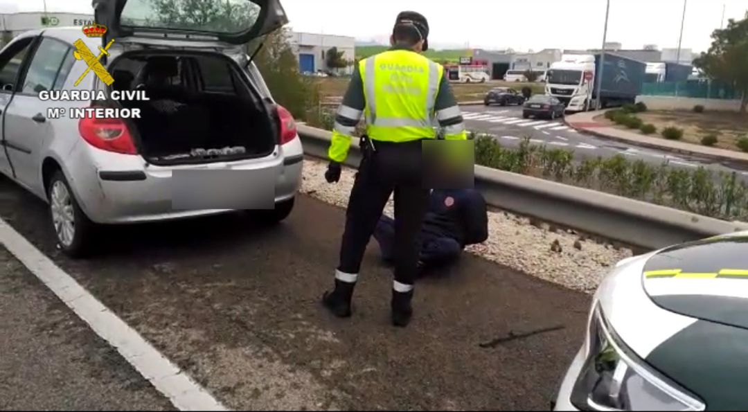 Imagen del control de tráfico y la exploración del coche del detenido Imagen del control de tráfico y la exploración del coche del detenido