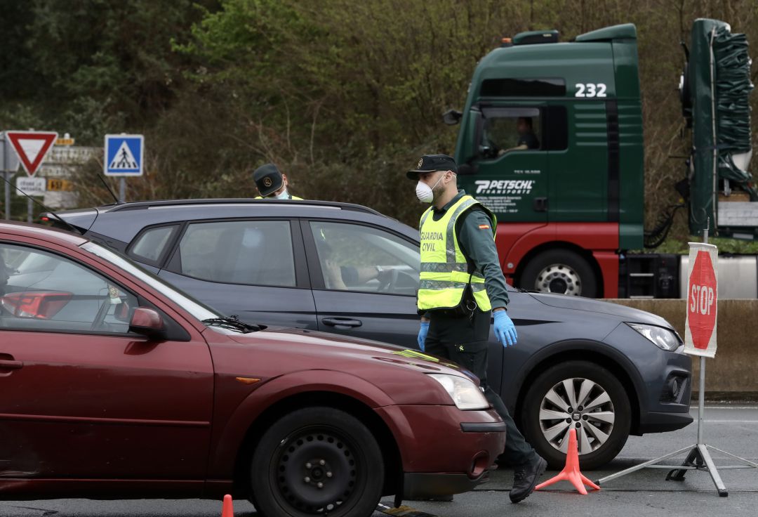 La Guardia Civil realiza un control durante el confinamiento por el coronavirus La Guardia Civil realiza un control durante el confinamiento por el coronavirus