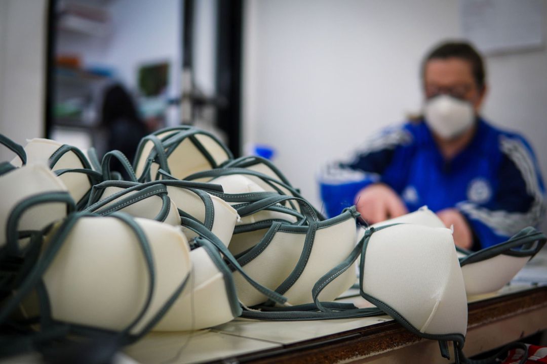 Fotografía de un sastre en italia tejiendo mascarillas Fotografía de un sastre en italia tejiendo mascarillas