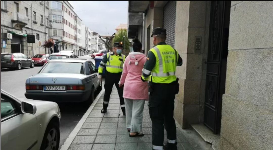 Agentes del Destacamento de Tráfico de Verín se desplazaron al domicilio de la mujer con la finalidad de poner a disposición judicial a la misma Agentes del Destacamento de Tráfico de Verín se desplazaron al domicilio de la mujer con la finalidad de poner a disposición judicial a la misma