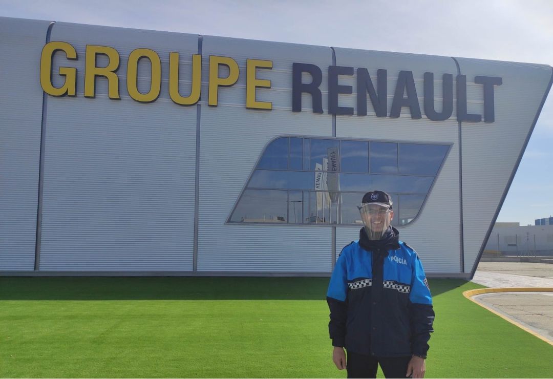 "Renault al Rescate" equipa a la policía de una veintena de localidades "Renault al Rescate" equipa a la policía de una veintena de localidades