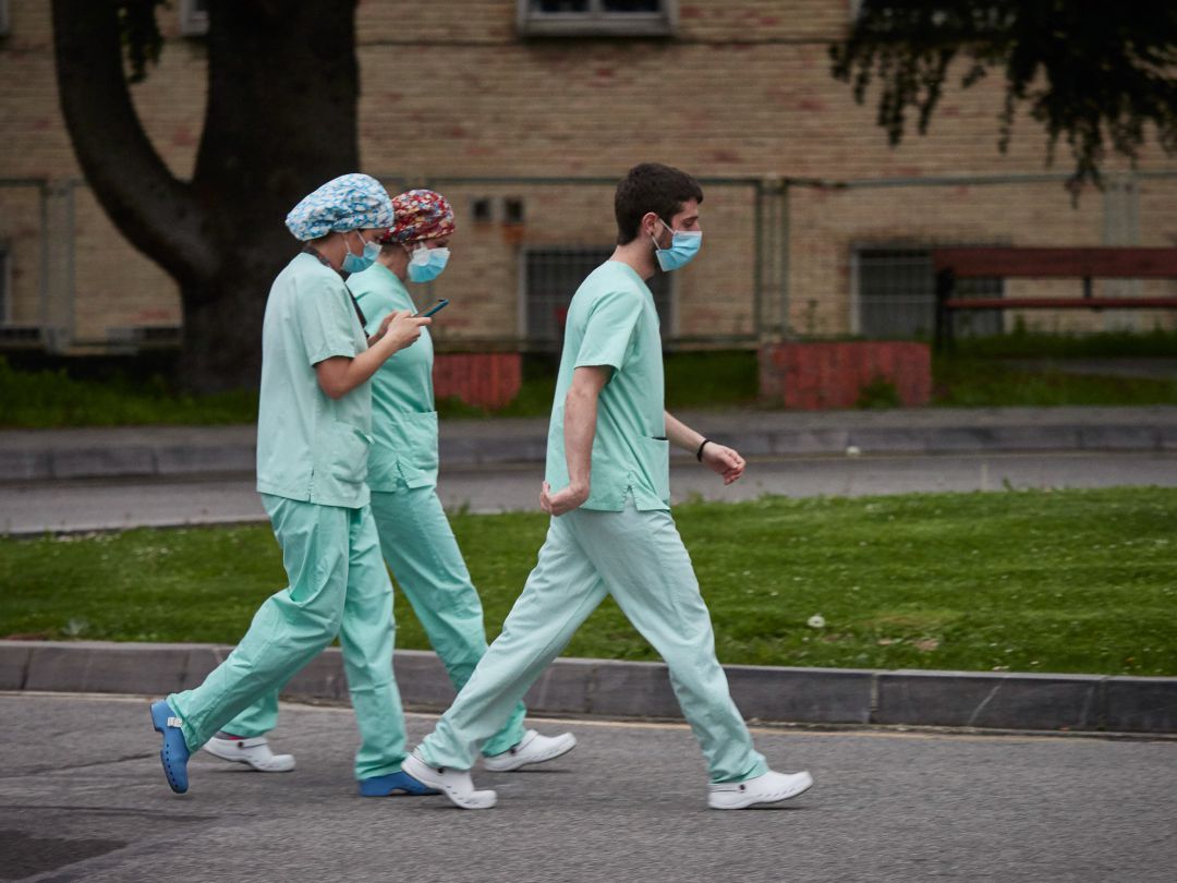 Los sanitarios siguen cada día al pie del cañón. Los sanitarios siguen cada día al pie del cañón.