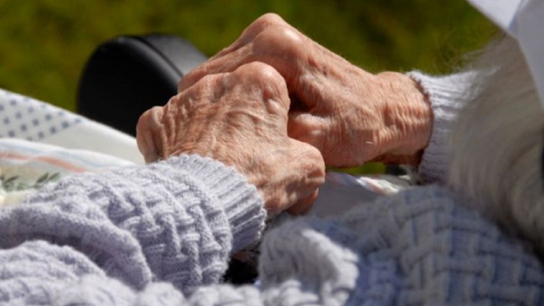 La Federación andaluza de mayores: "Es una barbaridad dejar a los ancianos contagiados en las residencias"