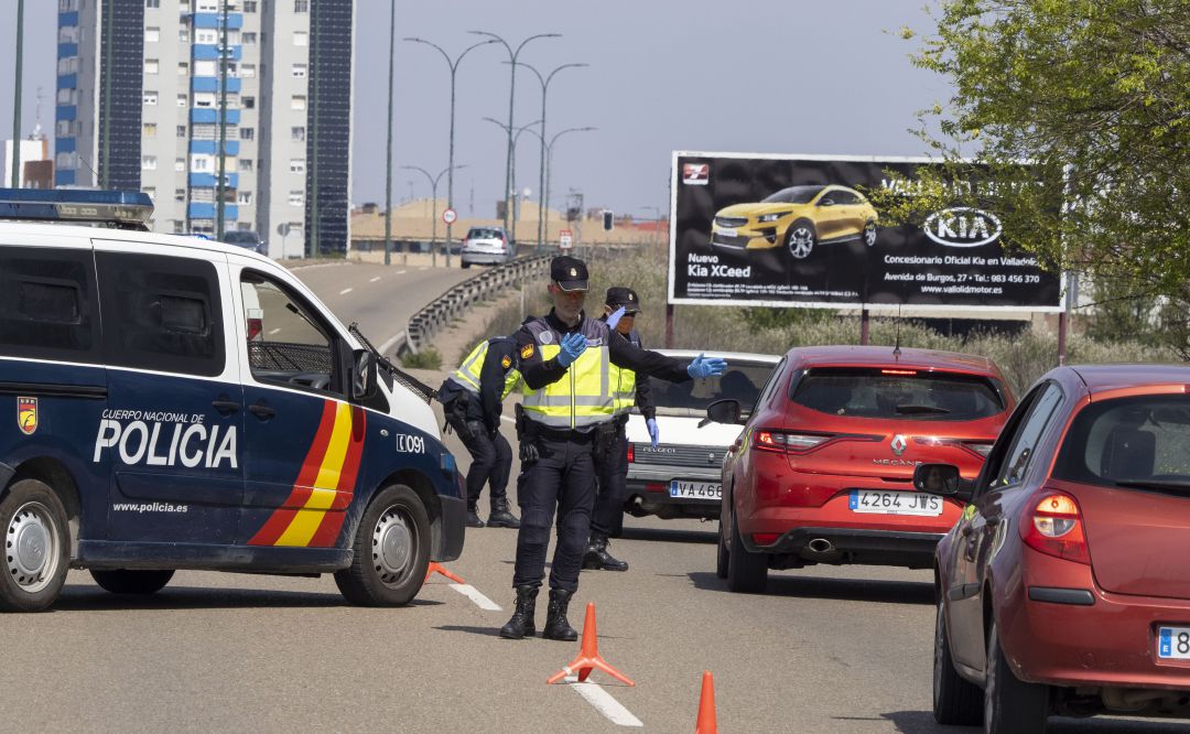 Control policial en la carretera de Madrid Control policial en la carretera de Madrid