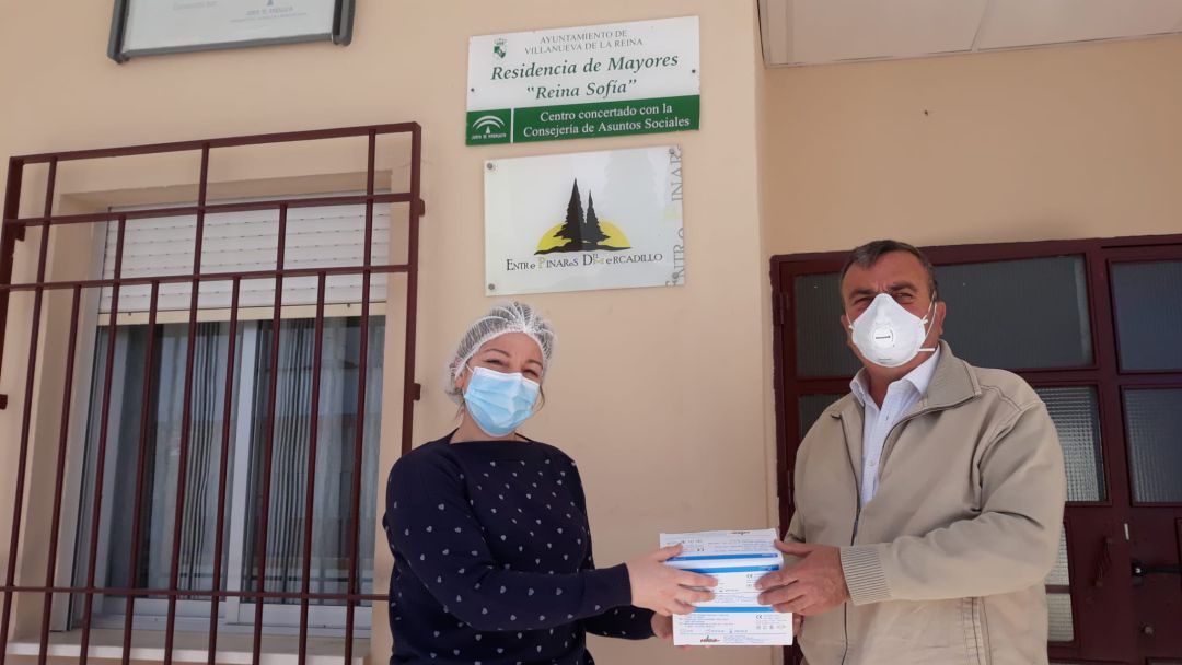 Juan Casado entrega el material a la directora de la residencia Juan Casado entrega el material a la directora de la residencia