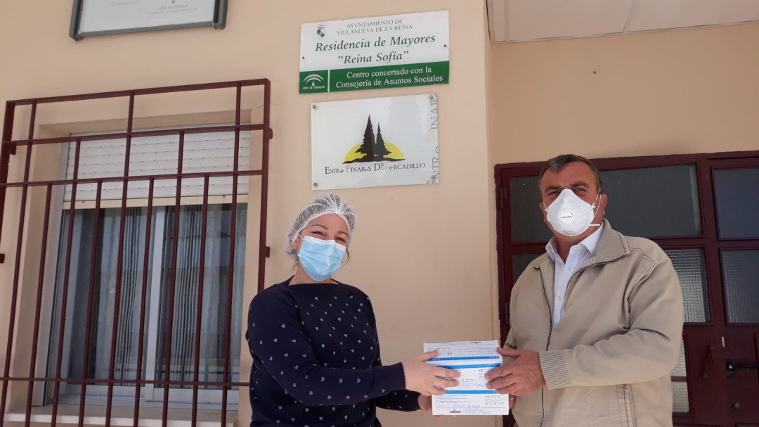 La Peña Madridista de Villanueva de la Reina entrega mascarillas a los mayores
