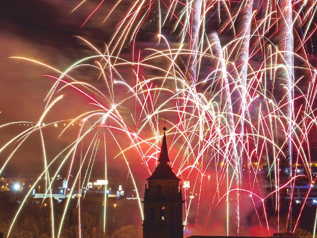 Fuegos artificiales en Alcalá de Henares durante una celebración. Fuegos artificiales en Alcalá de Henares durante una celebración.