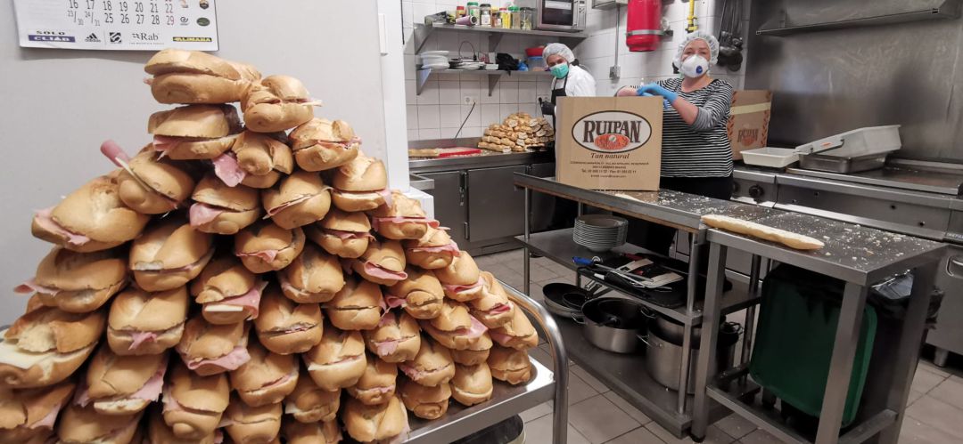 Muchos voluntarios contribuyen a hacer los bocadillos con embutido y pan donado de forma altruista Muchos voluntarios contribuyen a hacer los bocadillos con embutido y pan donado de forma altruista