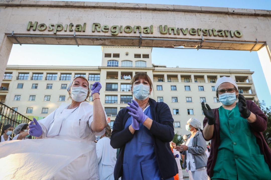 03 April 2020, Spain, Malaga: Medical staff working on the coronavirus outbreak at the Malaga Regional Hospital, applaud as they are cheered on during the daily tribute to health care workers 03 April 2020, Spain, Malaga: Medical staff working on the coronavirus outbreak at the Malaga Regional Hospital, applaud as they are cheered on during the daily tribute to health care workers