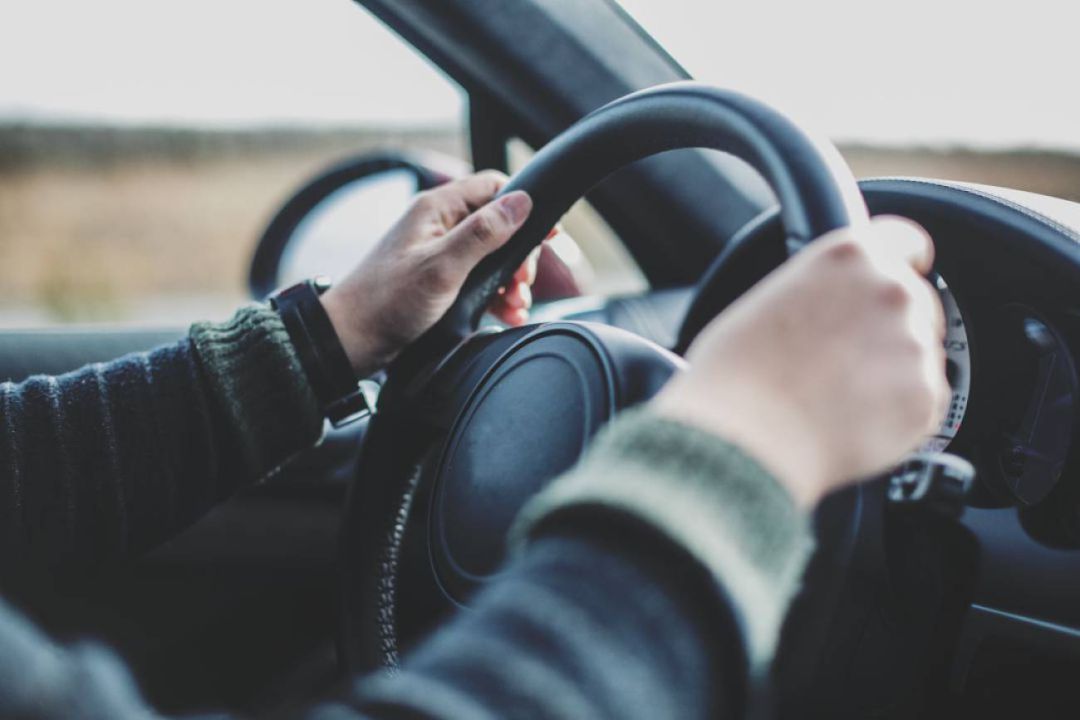 Un hombre conduce su coche Un hombre conduce su coche