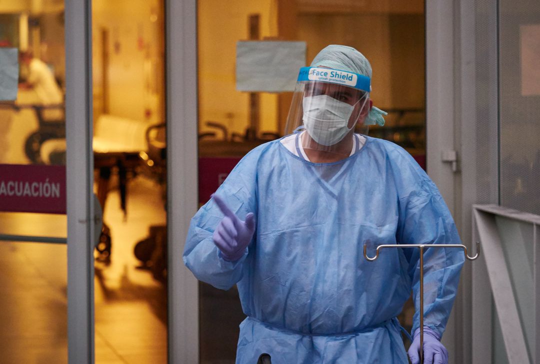Personal sanitario del Hospital de Navarra traslada una camilla desinfectada en el Servicio de Urgencias. Personal sanitario del Hospital de Navarra traslada una camilla desinfectada en el Servicio de Urgencias.