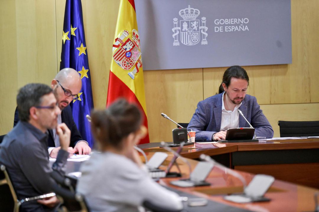 El vicepresidente de Derechos Sociales y para la Agenda 2030, Pablo Iglesias (d), durante la reunión que ha mantenido este jueves con CCOO y UGT, y con las organizaciones del Tercer Sector, como Cáritas, Cermi, Oxfam, AEPN, Facua y Plataforma del Tercer Sector El vicepresidente de Derechos Sociales y para la Agenda 2030, Pablo Iglesias (d), durante la reunión que ha mantenido este jueves con CCOO y UGT, y con las organizaciones del Tercer Sector, como Cáritas, Cermi, Oxfam, AEPN, Facua y Plataforma del Tercer Sector