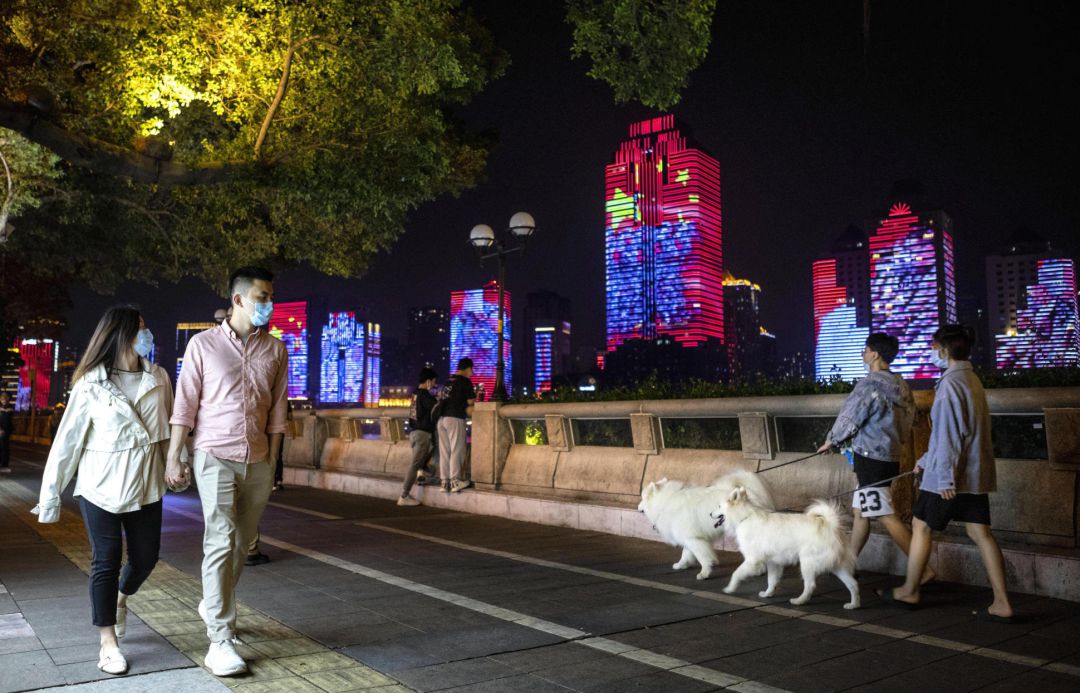Gente pasea por la ciudad de Guangzhou (China) tras recuperar la normalidad. Gente pasea por la ciudad de Guangzhou (China) tras recuperar la normalidad.