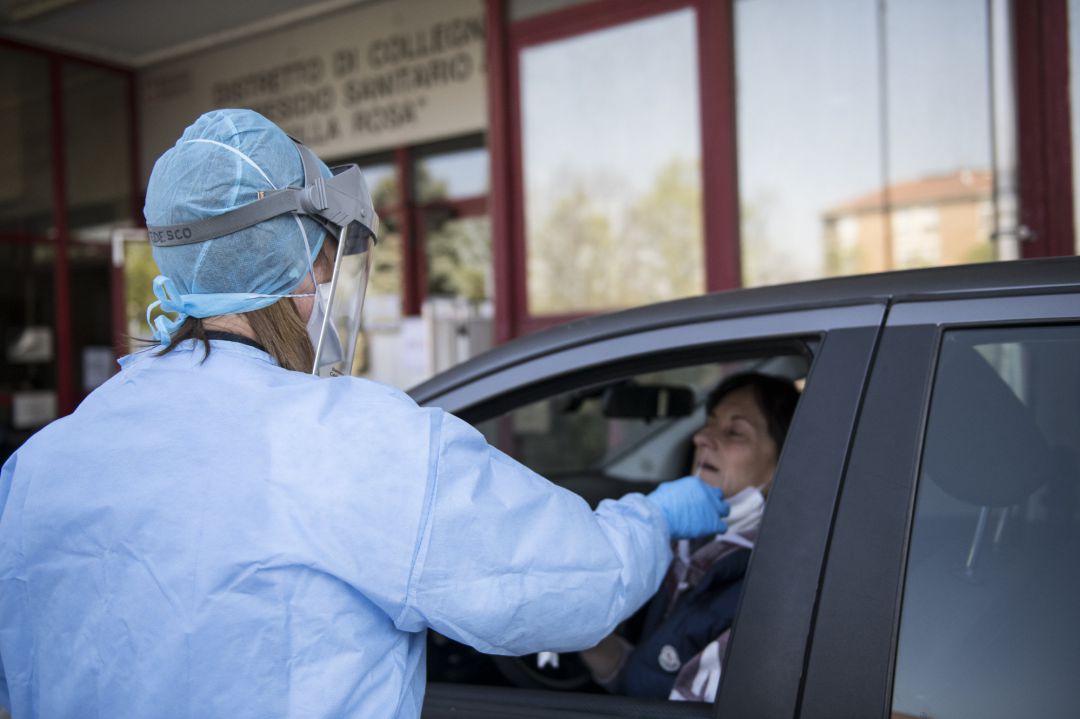 Sanitarios haciendo un test de coronavirus en la ciudad de Turin Sanitarios haciendo un test de coronavirus en la ciudad de Turin