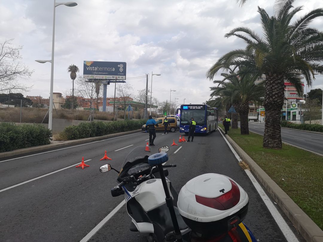 Imagen de uno de los muchos controles que está realizando la Policía Local esta semana Imagen de uno de los muchos controles que está realizando la Policía Local esta semana