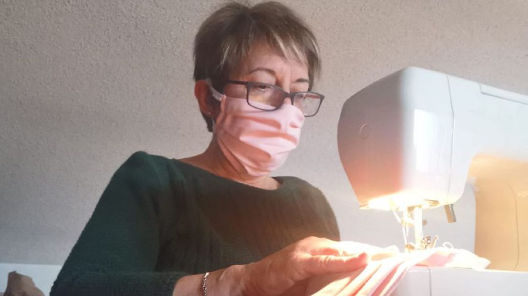 En Roa, al igual que en otros pueblos, hay muchas familias que están fabricando mascarillas domésticas En Roa, al igual que en otros pueblos, hay muchas familias que están fabricando mascarillas domésticas