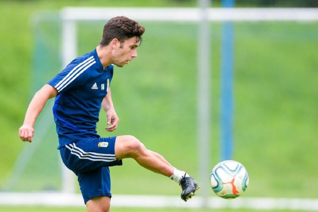 Jimmy golpea a un balón durante un entrenamiento en El Requexón Jimmy golpea a un balón durante un entrenamiento en El Requexón