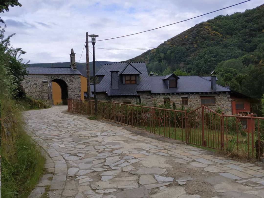 Entrada a Colinas, una de las localidades del municipio de Igüeña Entrada a Colinas, una de las localidades del municipio de Igüeña