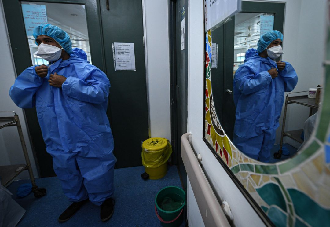 Profesional sanitario con equipo de protección Profesional sanitario con equipo de protección