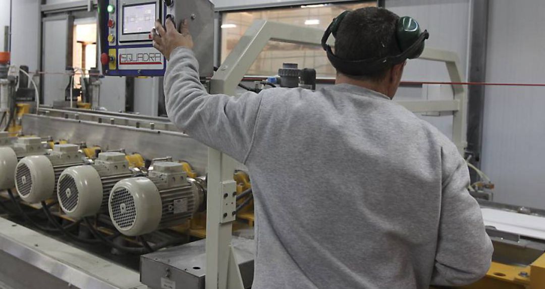Un empleado en una empresa de cerámica de la provincia Un empleado en una empresa de cerámica de la provincia