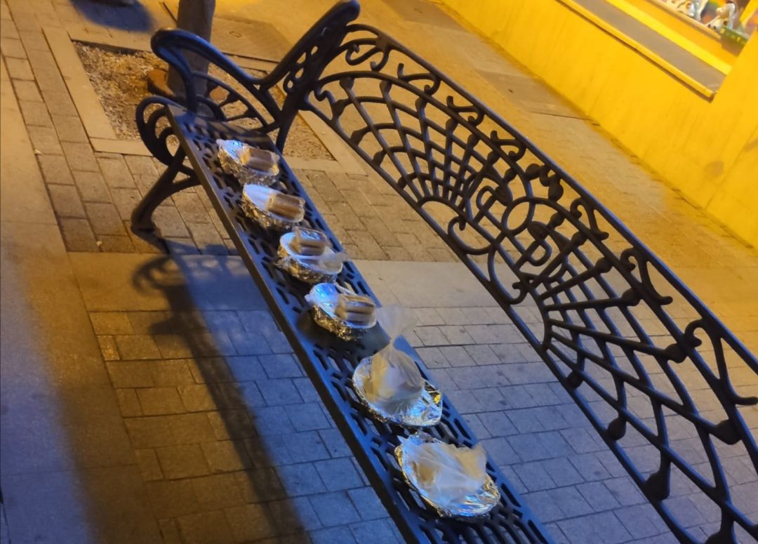 Banco lleno de alimentos en la calle Jesús Nazareno (Huelva) Banco lleno de alimentos en la calle Jesús Nazareno (Huelva)