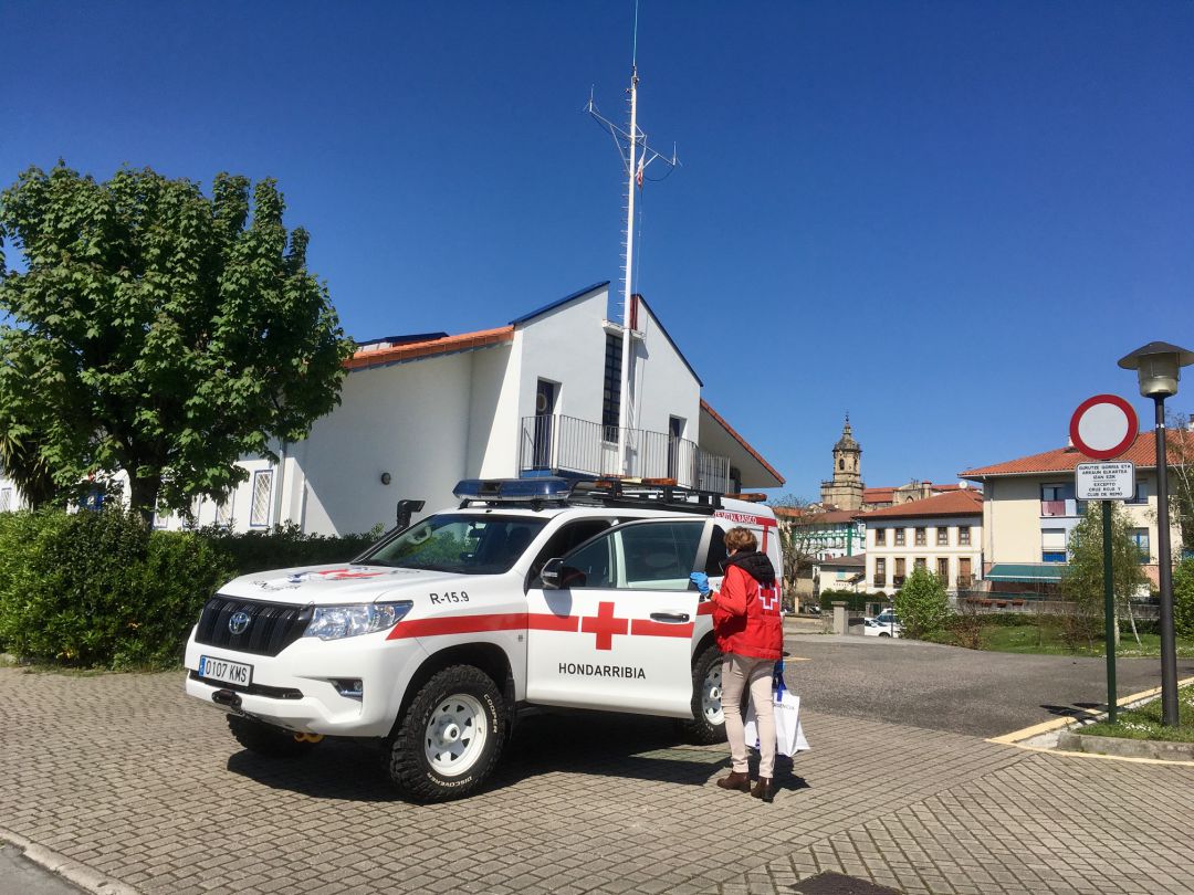 La Cruz Roja colabora en la distribución de alimentos en Hondarribia. La Cruz Roja colabora en la distribución de alimentos en Hondarribia.