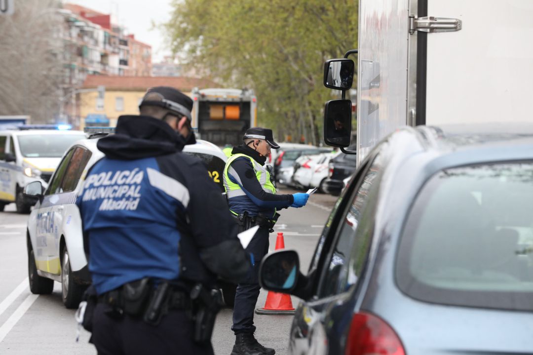 Dos policías municipales dan el alto a dos vehículos, uno de ellos un particular y otro un camión Dos policías municipales dan el alto a dos vehículos, uno de ellos un particular y otro un camión