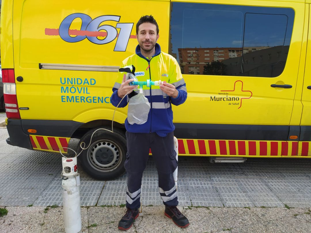 Óscar Segura muestra el dispositivo que ha ideado y que ayuda a respirar a los enfermos de COVID-19 Óscar Segura muestra el dispositivo que ha ideado y que ayuda a respirar a los enfermos de COVID-19